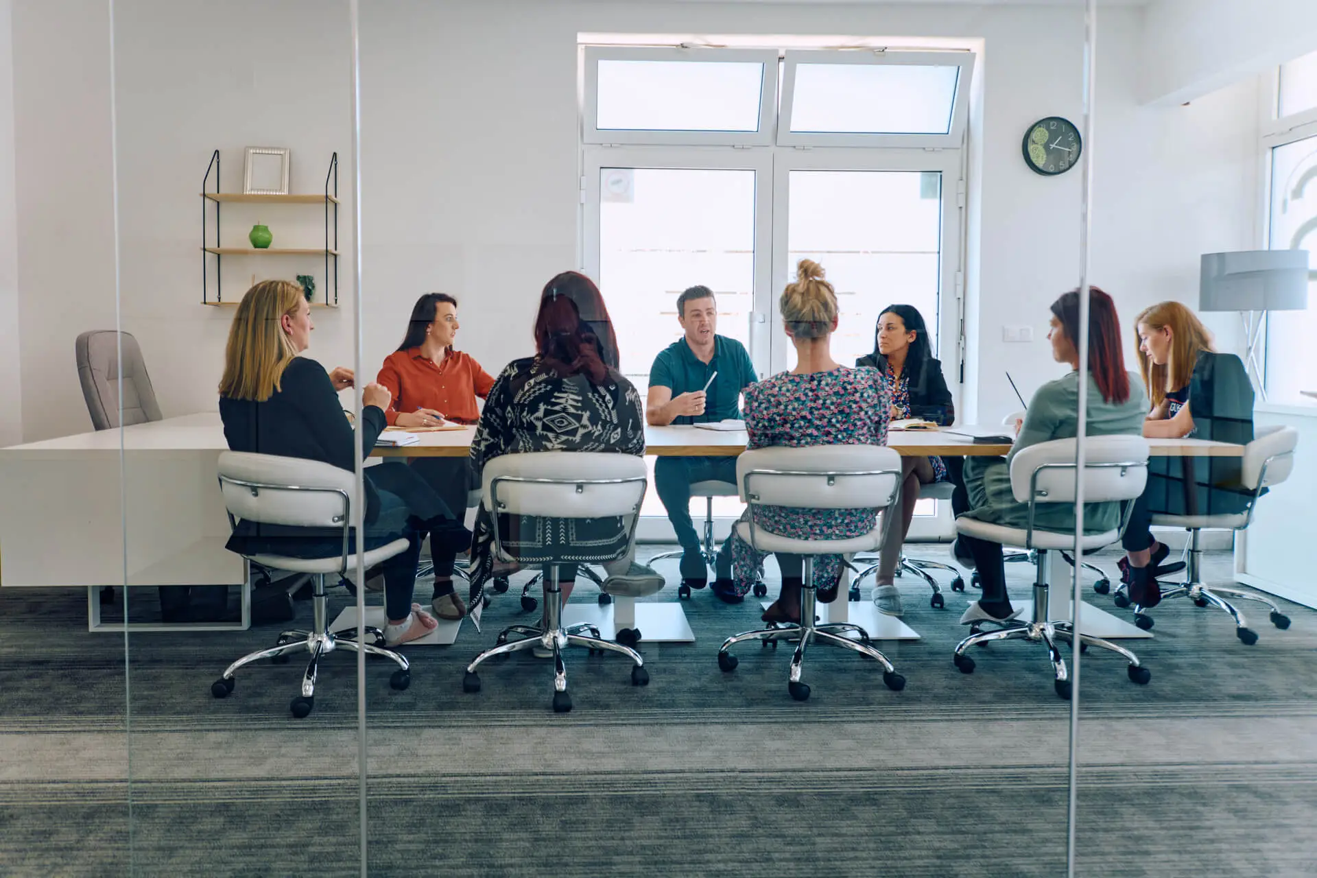 Câți asociați poate avea un SRL